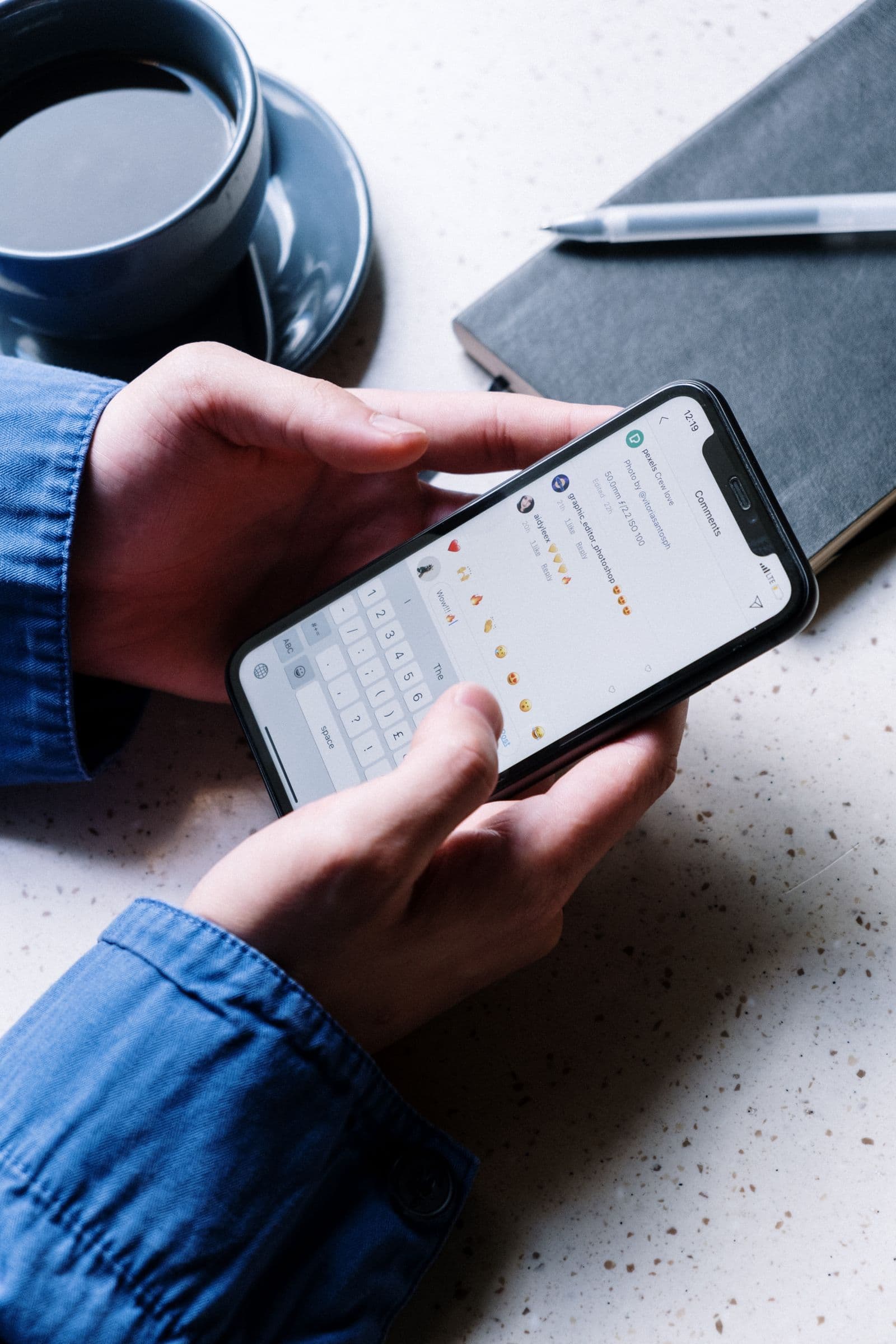 Een gast chat met een hotel via een berichtenapp op de smartphone