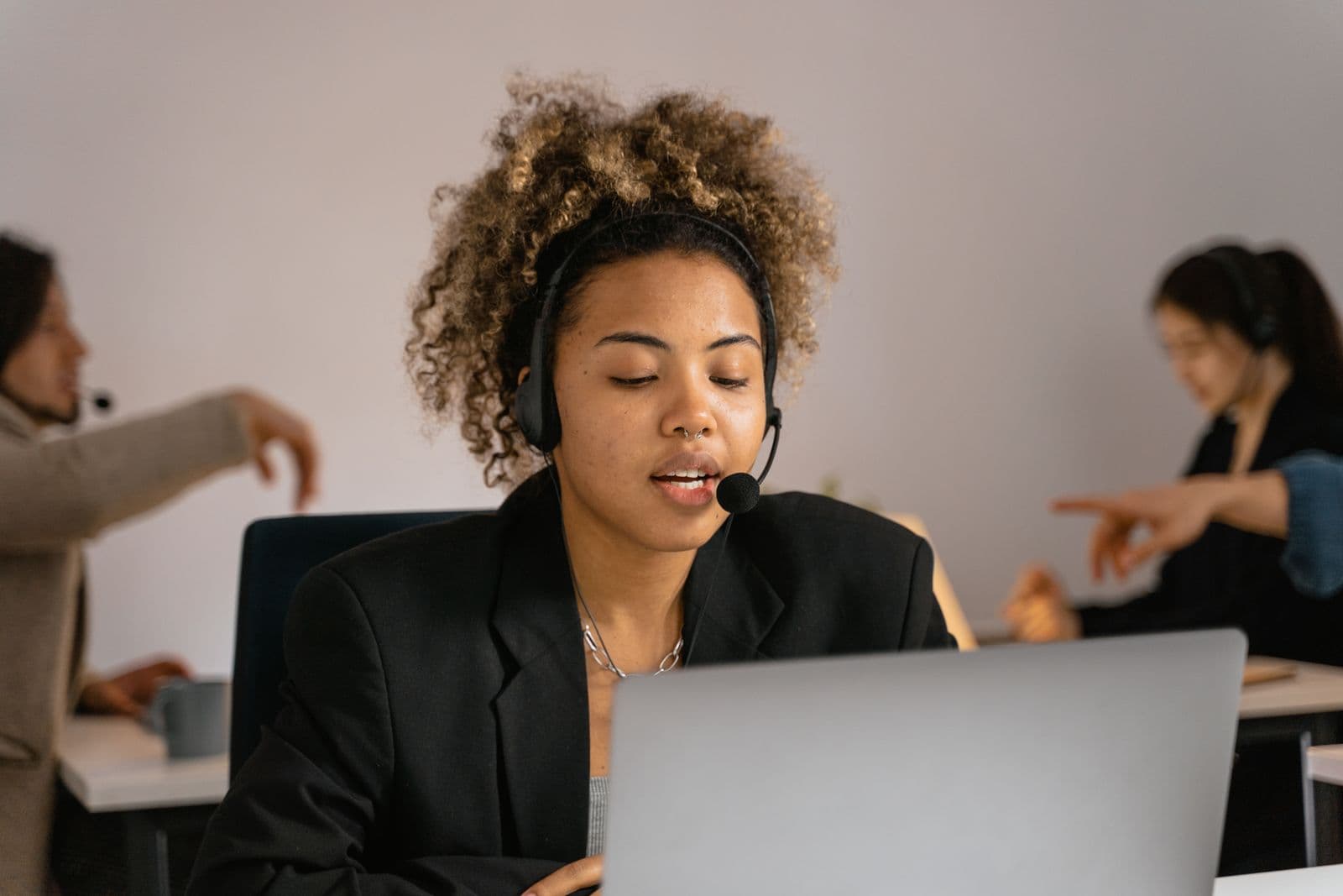 Een supportmedewerker met een headset helpt gasten