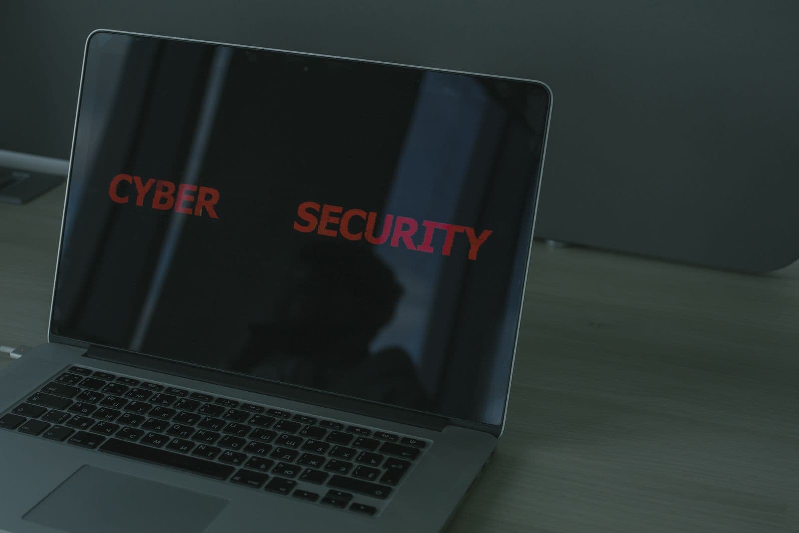 Een professional controleert cybersecurity op een laptop