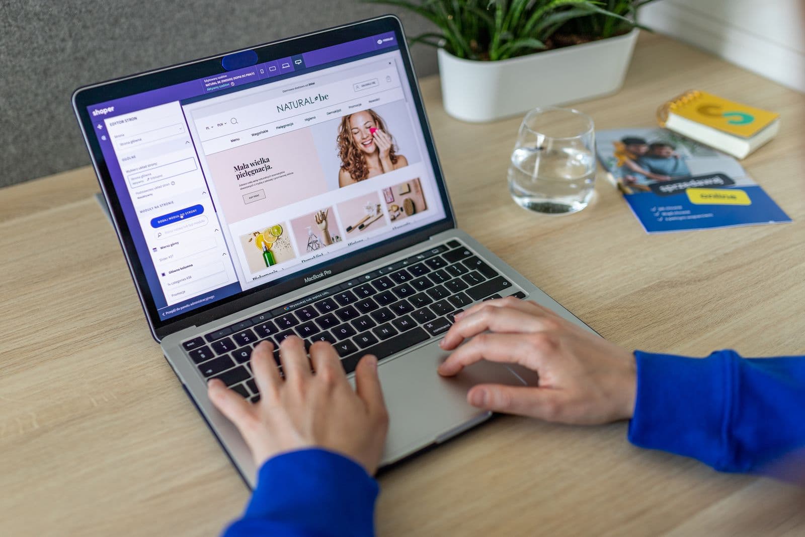 Een laptop met een moderne boekingswebsite