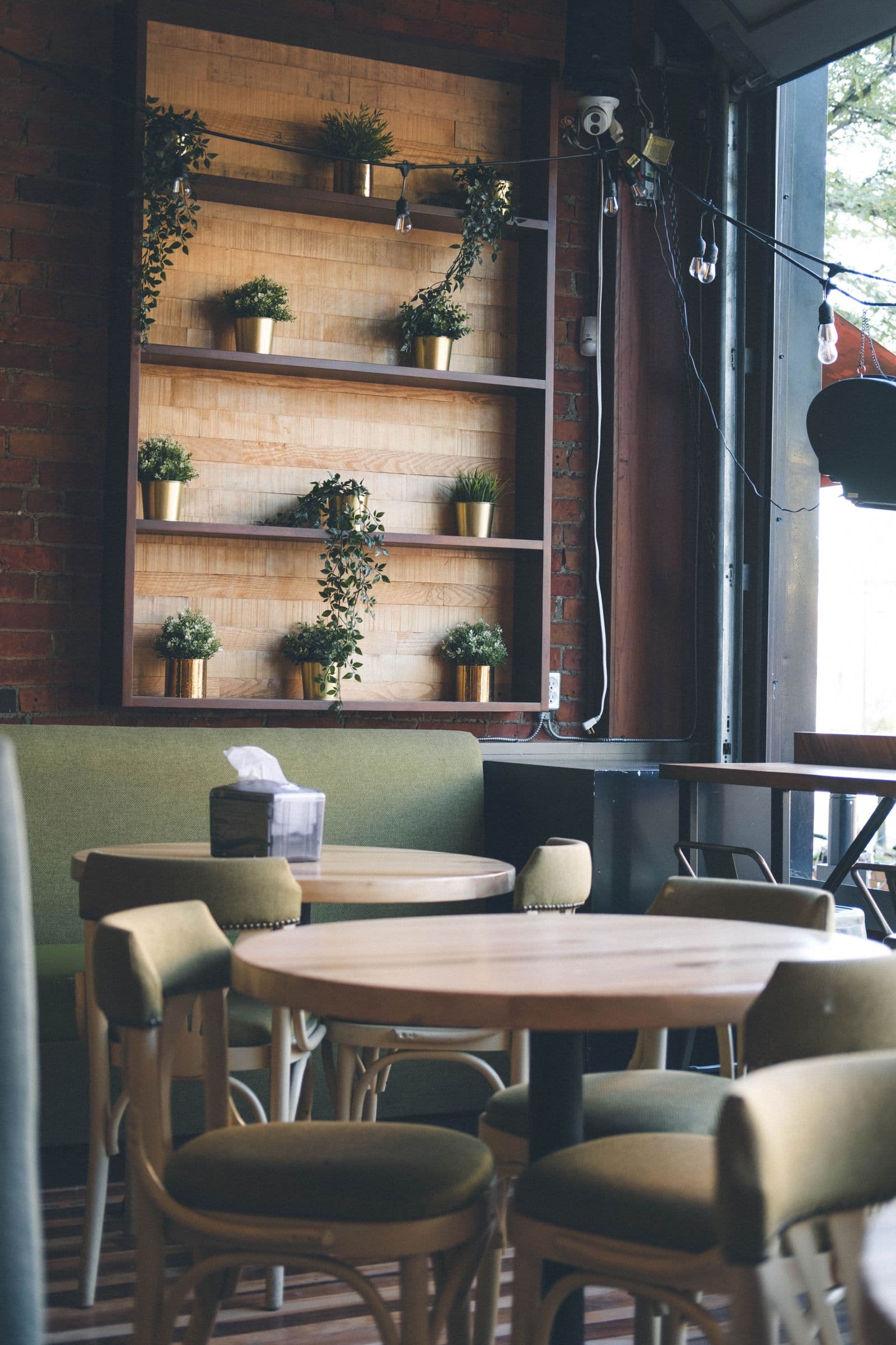 Het interieur van een gezellig restaurant en café