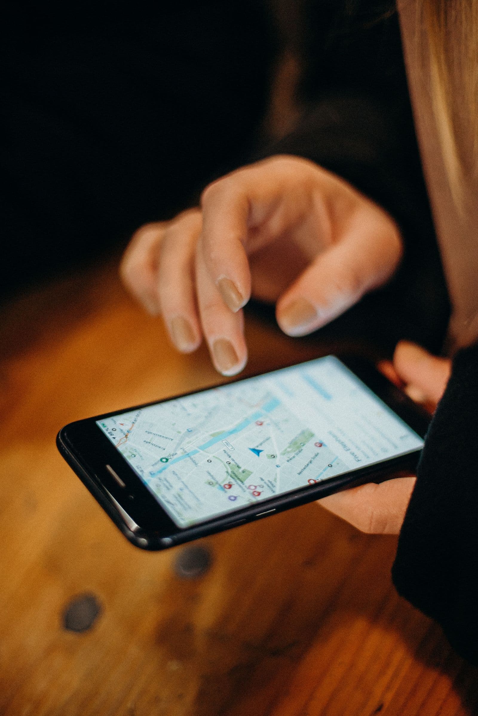 Een smartphone met een kaart en navigatie naar een lokale bestemming