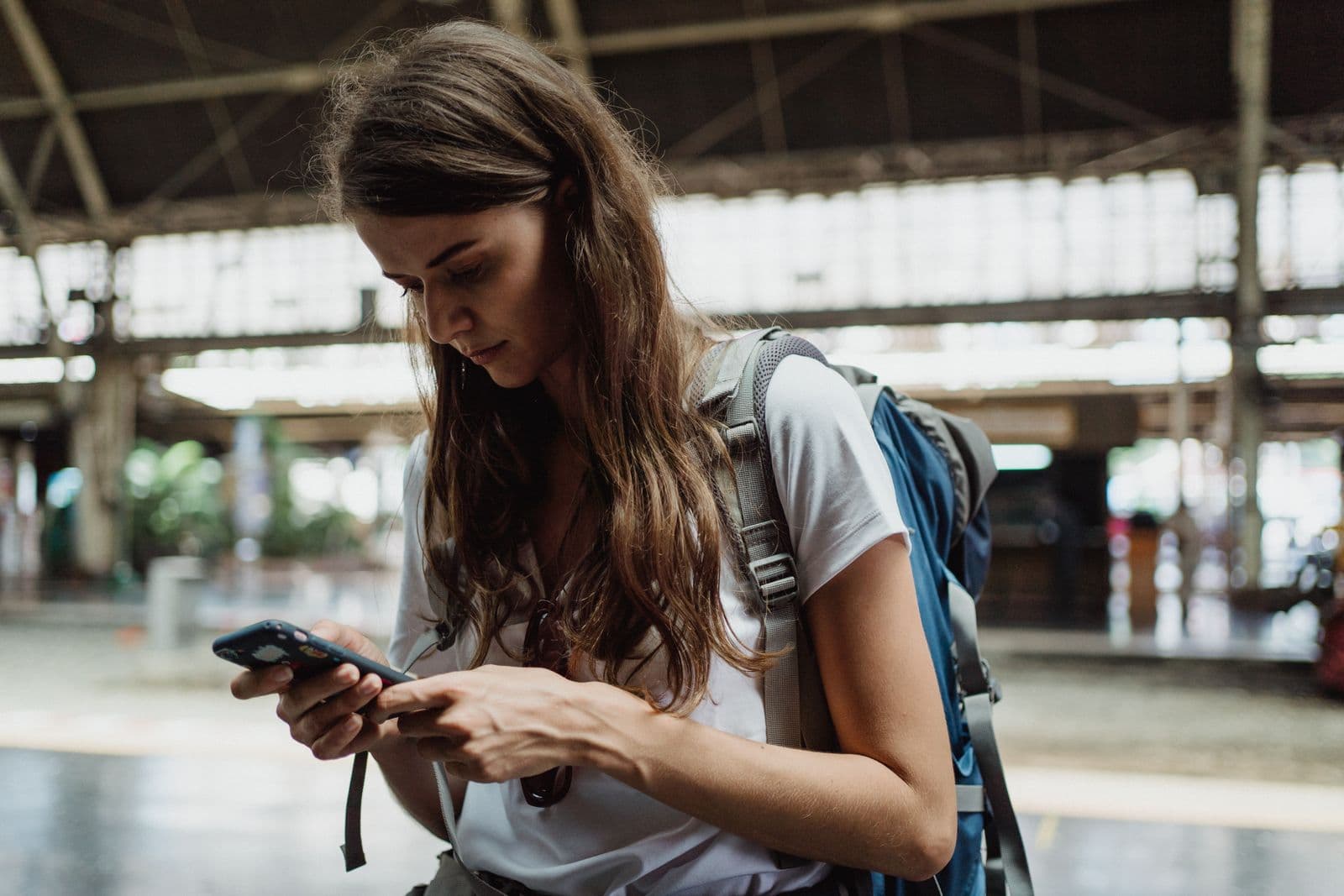 Een reiziger zoekt een hotel op de telefoon
