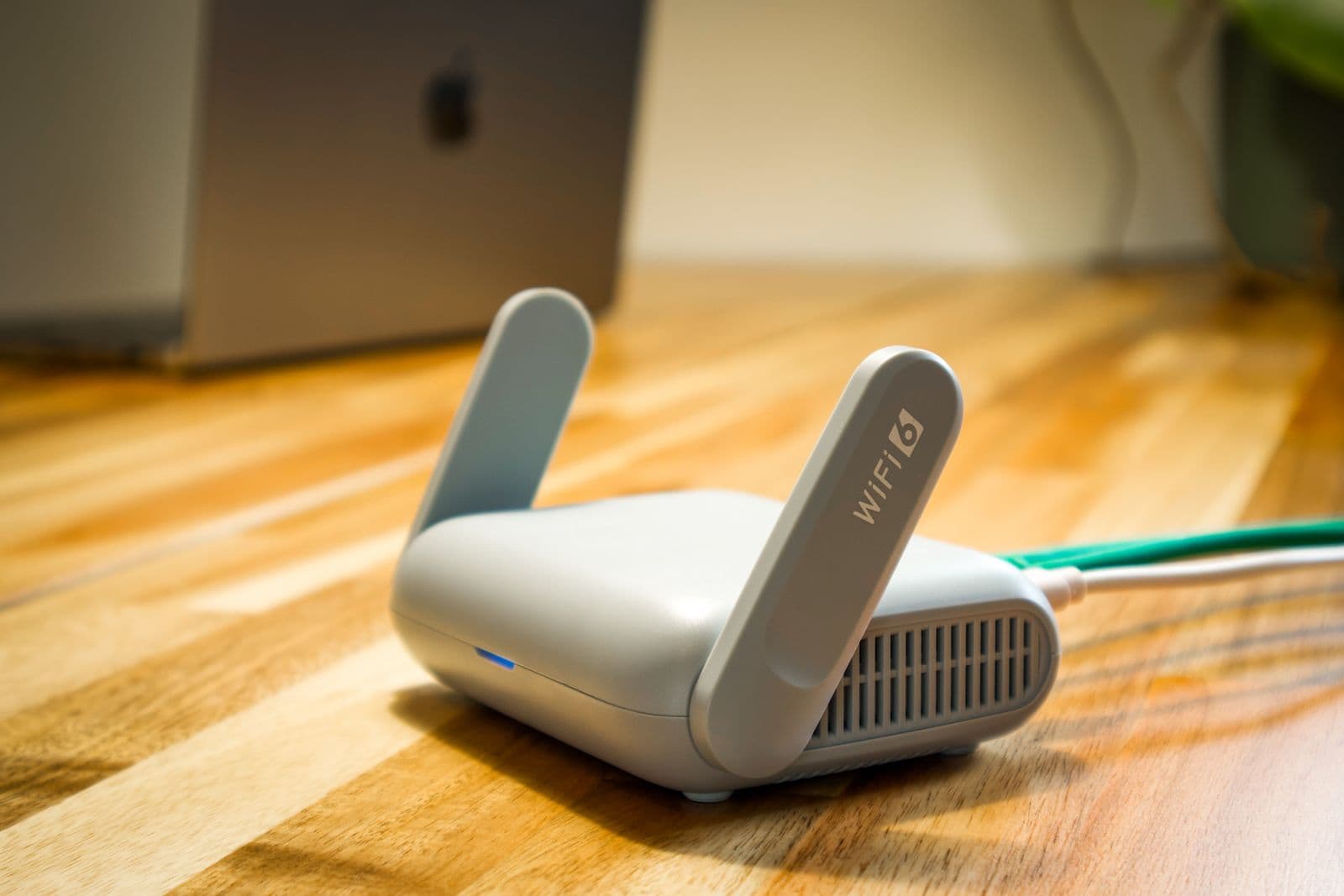 Een Wi-Fi-router op een bureau in een modern kantoor