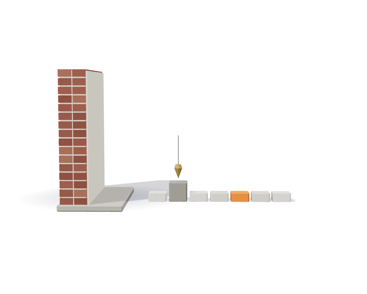 Kleimodel van een stuk oude bakstenen buitenmuur met ruwe pleister, in doorsnede, met daarnaast zeven grijze blokken voor de EPC-schaal van F tot A+. Een koperen schietlood hangt boven het huidige label; het doellabel is oranje.